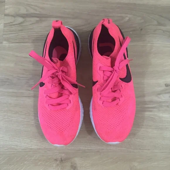 Nike Epic React Flyknit 2 in Pink with Black Details - Picture 3 of 5